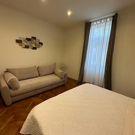 דירה Away From Apartment- Center - Longer Term Rates Available *
