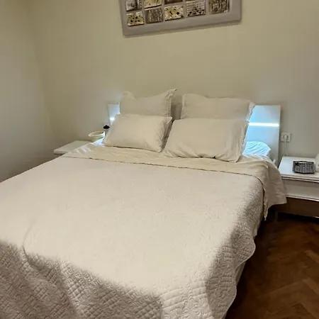Away From Apartment- Center - Longer Term Rates Available פולה