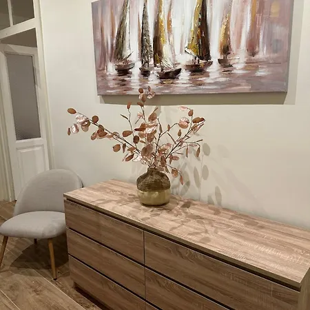 Apartament Away From Apartment- Center - Longer Term Rates Available *