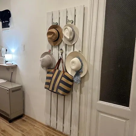 Appartement Away From Apartment- Center - Longer Term Rates Available *