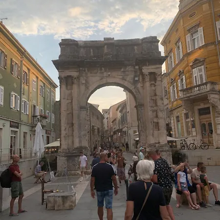 Appartement Away From Apartment- Center - Longer Term Rates Available *