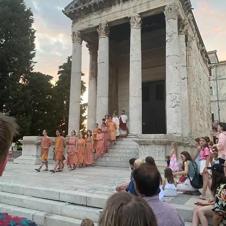 Appartement Away From Apartment- Center - Longer Term Rates Available Pula