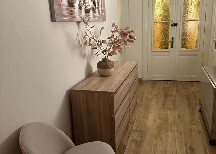 Away From Apartment- Center - Longer Term Rates Available Pula