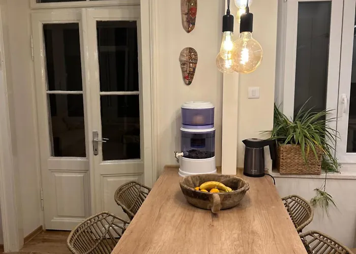 Away From Apartment- Center - Longer Term Rates Available Appartement