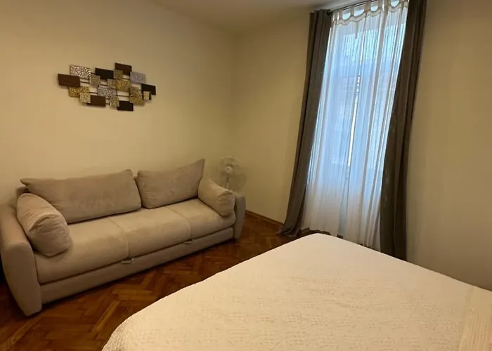 Appartement Away From Apartment- Center - Longer Term Rates Available *