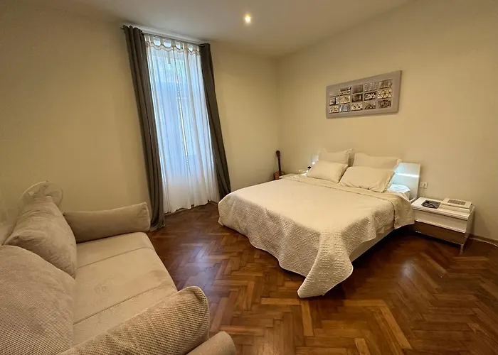 Away From Apartment- Center - Longer Term Rates Available Appartement Pula