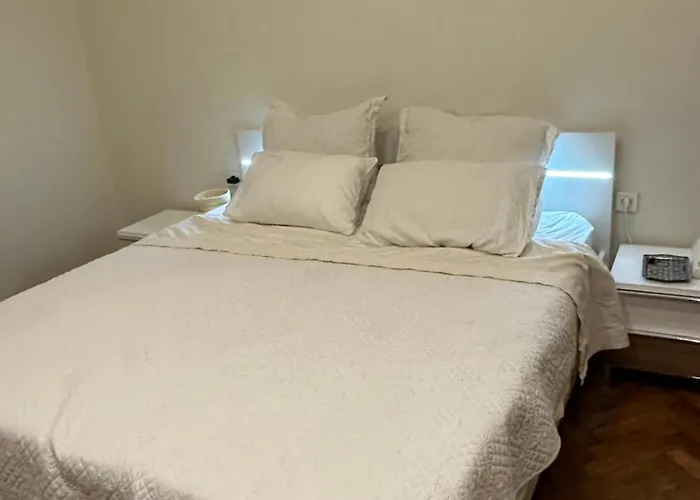 Away From Apartment- Center - Longer Term Rates Available Pula