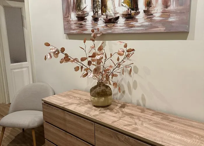 Appartement Away From Apartment- Center - Longer Term Rates Available *