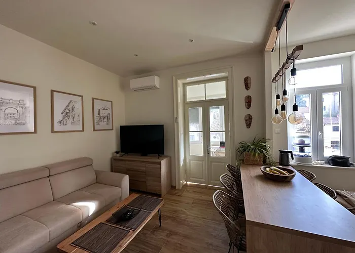 Appartement Away From Apartment- Center - Longer Term Rates Available *