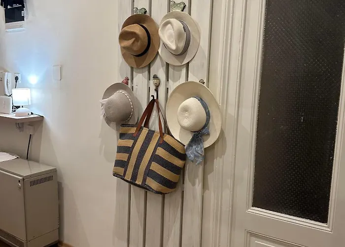 Appartement Away From Apartment- Center - Longer Term Rates Available *