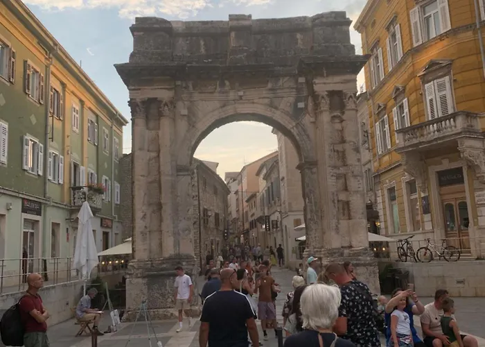 Appartement Away From Apartment- Center - Longer Term Rates Available *